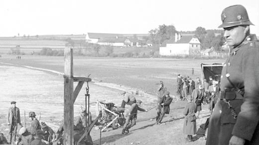 Četník při vypouštění rybníka (1947)