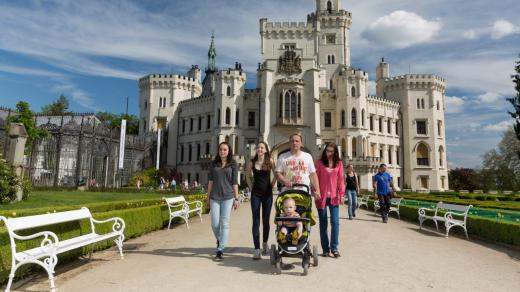 Zámek Hluboká nad Vltavou, turisté, jižní Čechy, památky, rodina na výletě, ilustrační foto