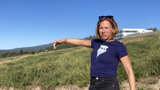 Eliška Hájek Albrigsenová ukazuje areál, kde se budou už za pár měsíců prohánět americké olympijské naděje v běžeckém lyžování