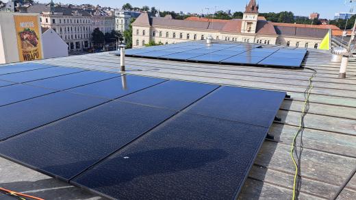 Na střeše budovy Moravského divadla v Olomouci je nově fotovoltaická elektrárna