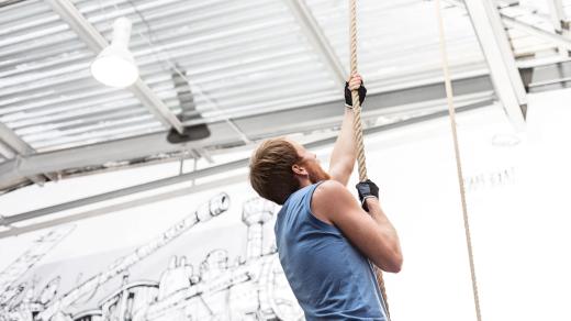 Šplh na laně, sport, tělocvična, posilovna, silový trénink, svaly, fyzická kondice, zdravý životní styl, sportovec. Ilustrační foto