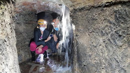 Odborníci zkoumají spletitý systém podzemních chodeb zámku v Hluboké nad Vltavou