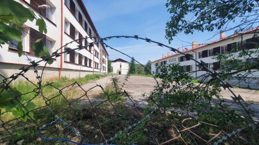 Areál bývalých českokrumlovských kasáren čeká na své znovuoživení u několik let