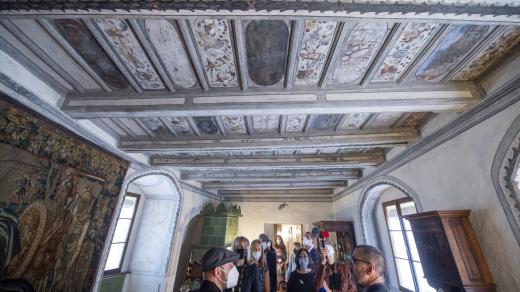 Zámek Vimperk se po rekonstrukci otevřel turistům. Mezi největší unikáty patří renesanční malovaný strop v jedné z místností
