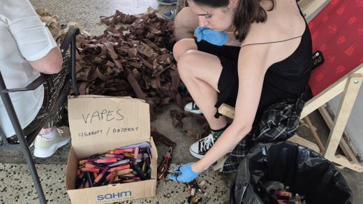 Dobrovolníci v Brně z použitých jednorázových e-cigaret vyrábějí powerbanky