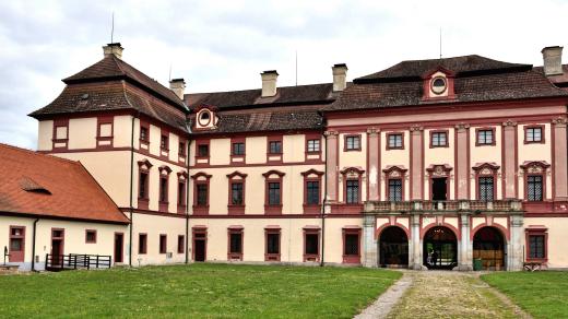 Lovecký zámek Ohrada u Hluboké nad Vltavou, kde sídlí Národní zemědělské muzeum