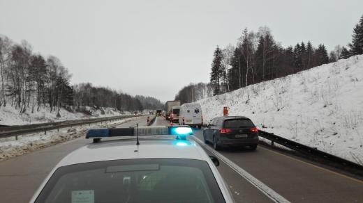 „Máme tam připravenou veškerou techniku,“ řekl Rýdl k rozšiřování dálnice. Opravy v tomto úseku dálnice nabraly zpoždění a neskončily před zimou tak, jak měly. Auta tam pořád jezdila ve zúžených jízdních pruzích. V minulém týdnu se po sněžení na D1 vytvoř