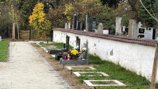 Hluboká nad Vltavou rozšířila hřbitov. Ke staré části přibylo 170 nových urnových míst