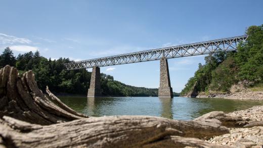 Historický železniční most přes Orlickou přehradu v Červené nad Vltavou