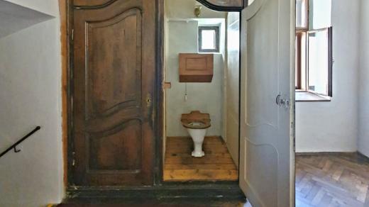 WC maskované ve skříni