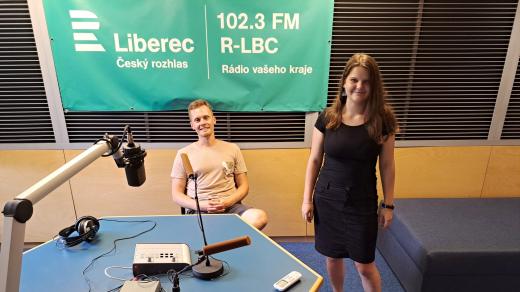Kristýna Kačerovská ve studiu Českého rozhlasu Liberec, s moderátorem pořadu Kultura pod Ještědem Jakubem Marvanem