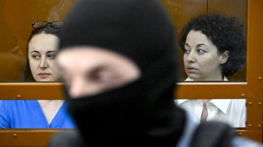 Ruská divadelní režisérka Jevgenija Berkovičová (vpravo) a její kolegyně, dramatička Světlana Petrijčuková