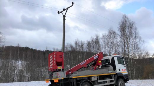 Energetici opravují elektrické vedení poškozené větrnou bouří