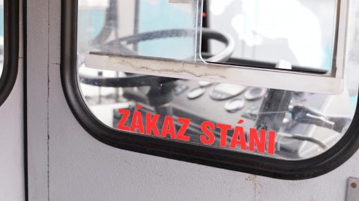 Pracoviště řidiče v trolejbusu Škoda 14Tr