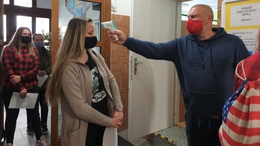 Měření teploty u vchodu Střední zdravotnické školy v Jindřichově Hradci