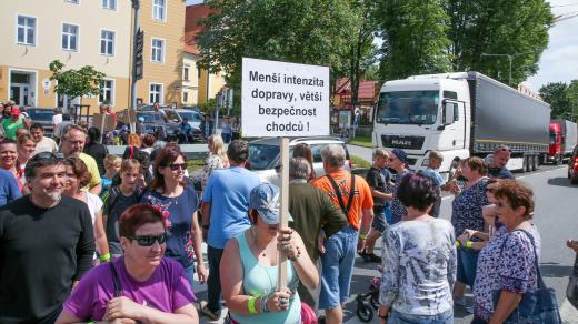 V červnu 2019 zablokovali obyvatelé Chýnova silnici v centru města. Požadovali tak stavbu obchvatu