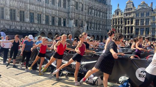 Tanečnice a tanečníci se při baletních pohybech přidržují kovových zábradlí, která jsou za tím účelem rozmístěna po celém náměstí