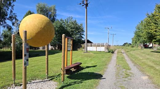 Planetární stezka začíná modelem Slunce, první zastavení najdete v blízkosti prosečské městské knihovny