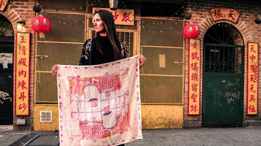 Andrea Vytlačilová a šátek Sakura v NYC Chinatown