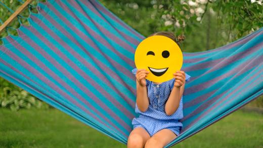 Dítě se zakrytou tváří, smajlík místo obličeje