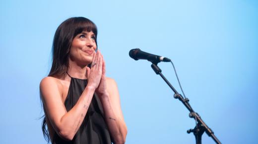 Herečka a producentka Dakota Johnson uvedla v Městském divadle rozchodovou komedii Splitsville