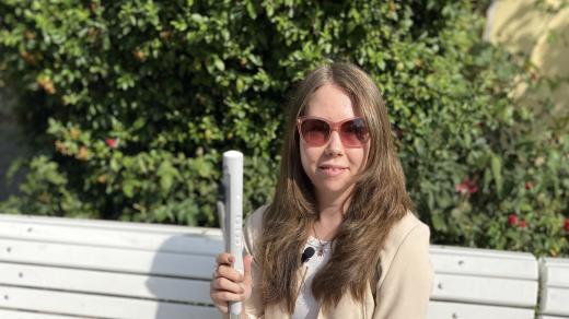 29letá Xenie z Prahy je slabozraká, při chůzi jí pomáhá chytrá slepecká hůl