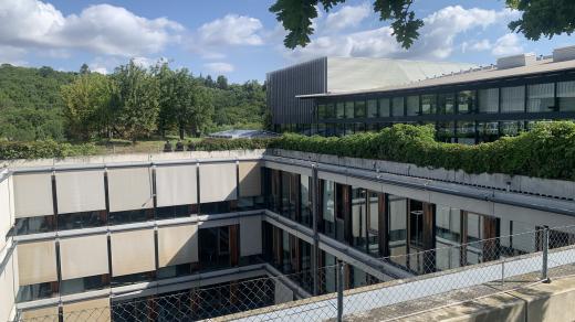 Na střeše domu hodně pofukuje, což je v teplém dni příjemné