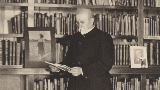 Tomáš Garrigue Masaryk u své knihovny v roce 1925
