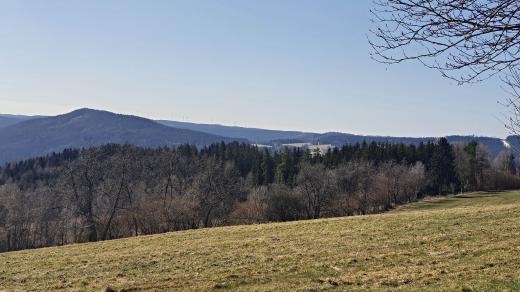 Pohled z Malšína na rakouskou stranu, kde větrné elektrárny již stojí