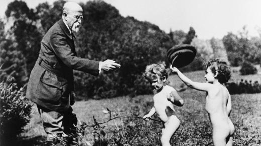 Prezident Tomáš Garrigue Masaryk s vnuky Leonardem a Herbertem Revilliodovými ( synové dcery Olgy ) v r.1925