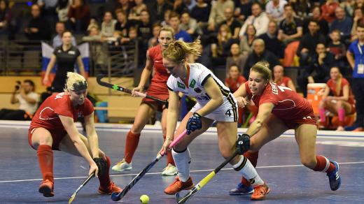 Kateřina Laciná a Adéla Lehovcová (vpravo) během halového mistrovství světa v pozemním hokeji v roce 2018