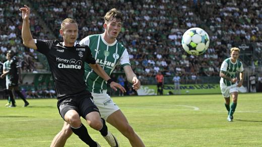Fotbalista Jablonce Jan Chramosta (vlevo) v souboji o míč v duelu proti Bohemians