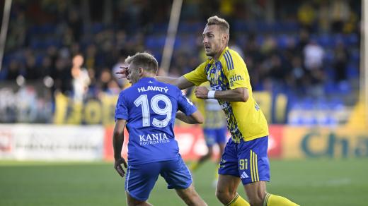 Jan Kalabiška, autor vítězné branky Zlína, v souboji s libereckým Michalem Hlavatým