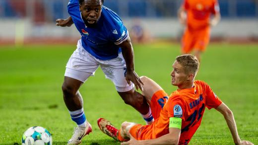 Dennis Owusu z Ostravy a Žan Karničnik z Celje