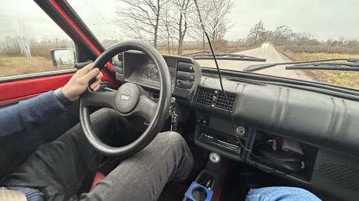 Volant ve Fiatu není uprostřed sedačky, řidič se při řízení musí trochu vytočit