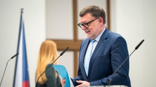 Ministr financí Zbyněk Stanjura (ODS) na tiskové konferenci k podepsání smlouvy o dostavbě jaderné elektrárny Dukovany