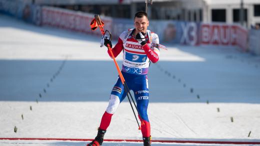 Český biatlonista Michal Krčmář v cíli štafety v Novém Městě na Moravě
