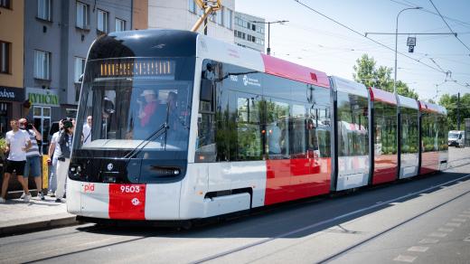 Nová tramvaj Škoda 52T poprvé vyjela do zkušebního provozu. Z pražské vozovny Hloubětín tramvaj vyrazila před 13.00, jezdit bude podle jízdního řádu na lince 12
