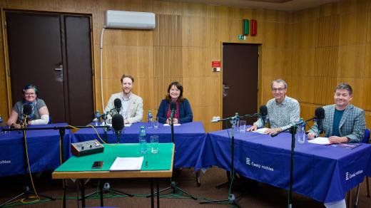 Zleva: Michaela Nedory (Hnutí Kruh), Václav Vislous (Česká pirátská strana), Olga Hromasová (STAN), Václav Srb (Koruna Česká (monarchistická strana Čech, Moravy a Slezska)), Patrik Nacher (ANO 2011)