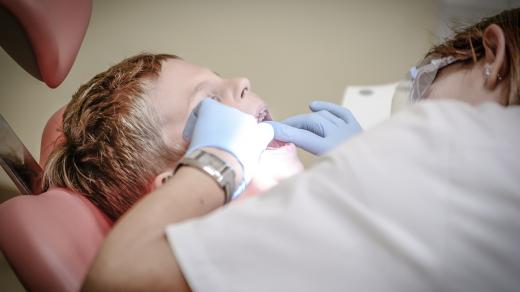 Zubař, dentista, dítě u zubaře