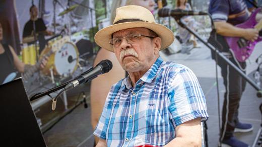Koncert Jaroslava Uhlíře na festivalu jídla Pojez, 2024