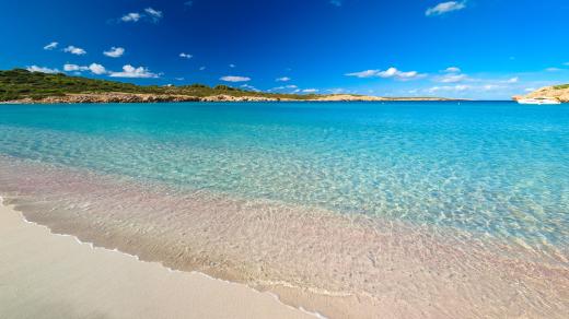 Pláž Son Saura na ostrově Menorca