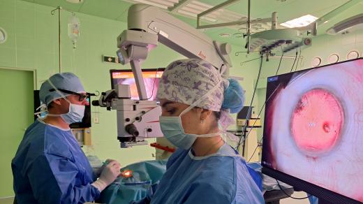 Primář Očního oddělení Klaudiánovy nemocnice v Mladé Boleslavi Alexandr Stěpanov má po celou dobu zákroku na očích 3D brýle