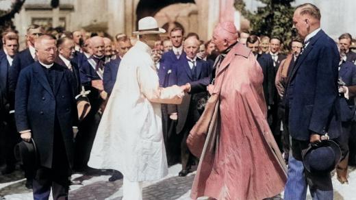 Tomáš Garrigue Masaryk (vlevo v bílém) v Kroměříži s arcibiskupem Leopoldem Prečanem (1928, digitálně kolorováno))