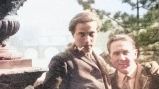 Jaroslav Seifert (vlevo) a Vítězslav Nezval (1923, digitálně kolorováno)