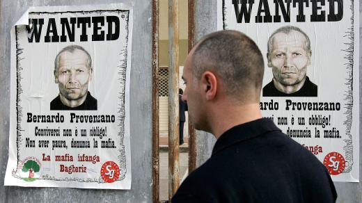 Nejvyšší šéf sicilské mafie Bernardo Provenzano byl na útěku 42 let. Policie ho zatkla v roce 2006