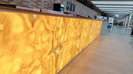 Onyxová stěna v Muzeu přeživších v Brněnci