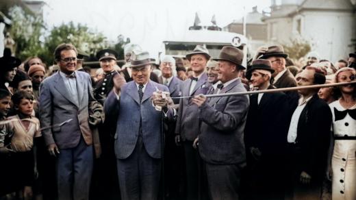 Zahájení trolejbusové dopravy v Praze 28. srpna 1936: primátor Prahy Karel Baxa zahajuje dopravu (digitálně kolorováno)