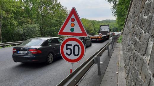 Světelná signalizace, která tam řídí kyvadlově dopravu, odpočítává čísla podezřele pomalu.