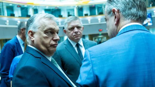 Zleva premiéři Maďarska a Slovenska Viktor Orbán a Robert Fico na zasedání Evropské rady s německým kancléřem Friedrichem Merzem (26. června 2025)